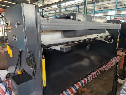 New Ficom QC12Y-8X4000 Hydraulic Shear (#5082)